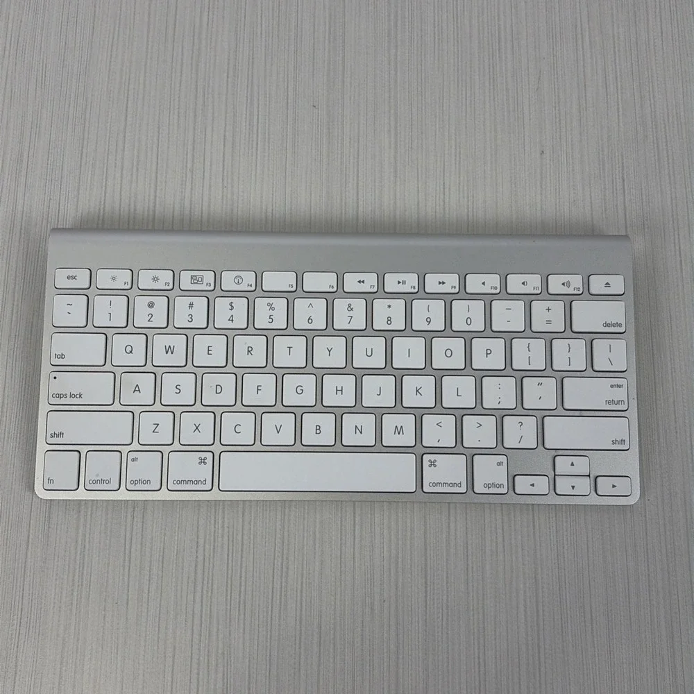 Apple A1314 Bluetooth Wireless Keyboard - MC184LL/B gray tested working great.